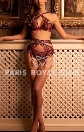 Paris exclusive escort Saphire, Parisian luxe female companion